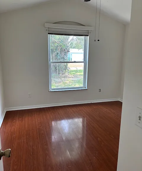 533 NW Avon Ave — Photo 3