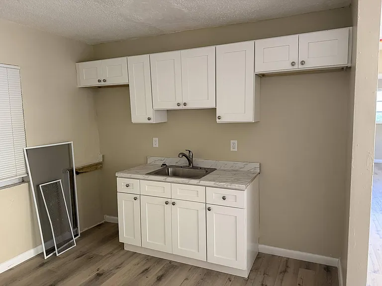 1004 NW 2nd St #1 — Photo 5