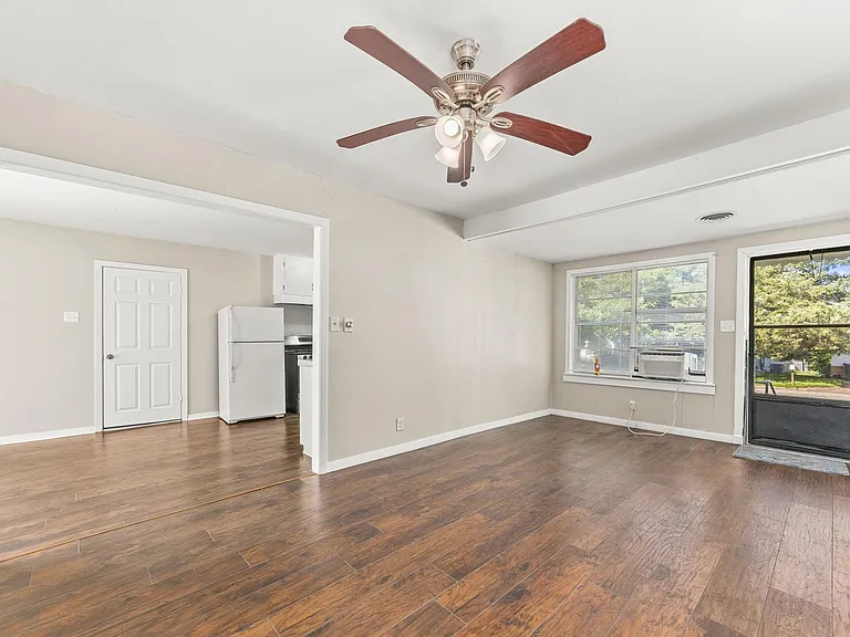1205 Ewing St — Photo 4