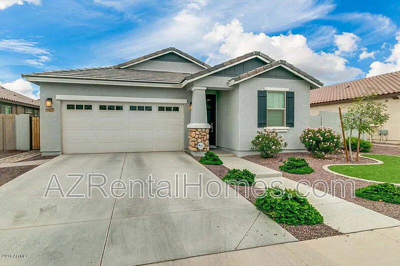 4 bed, 2.0 bath, 1704 sqft, $2,595 — Photo 2