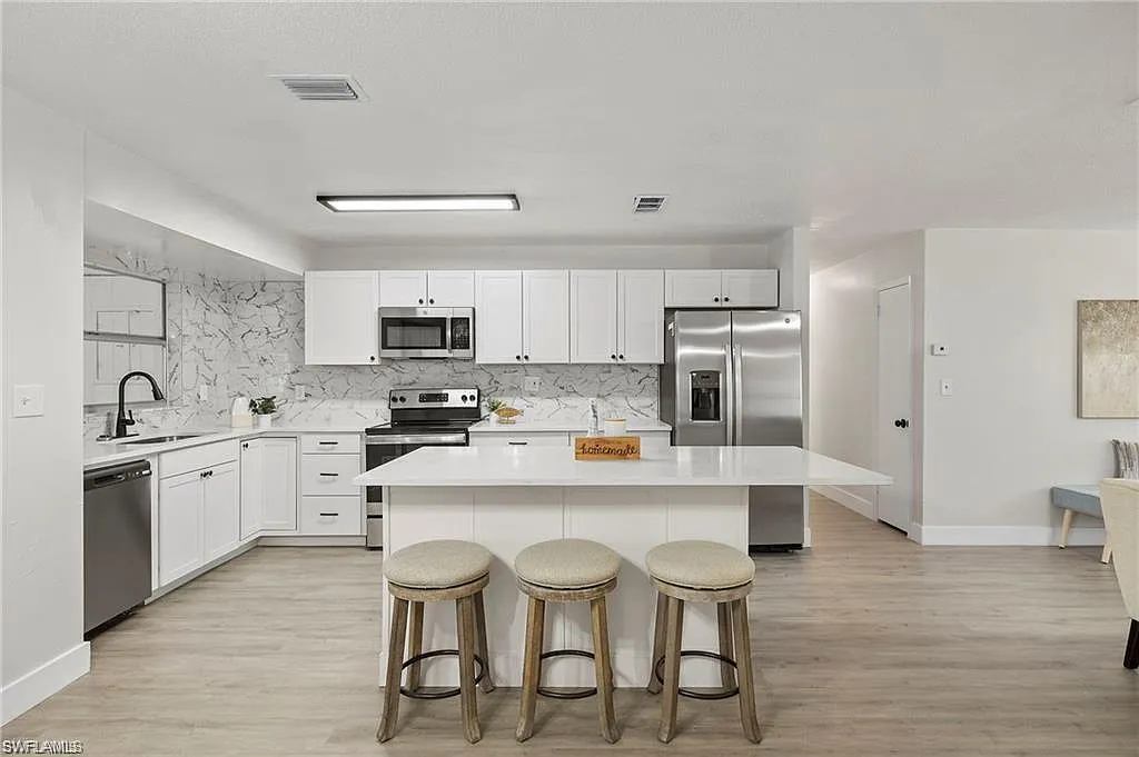 3 bed, 2.0 bath, 1202 sqft, $2,300 — Photo 2