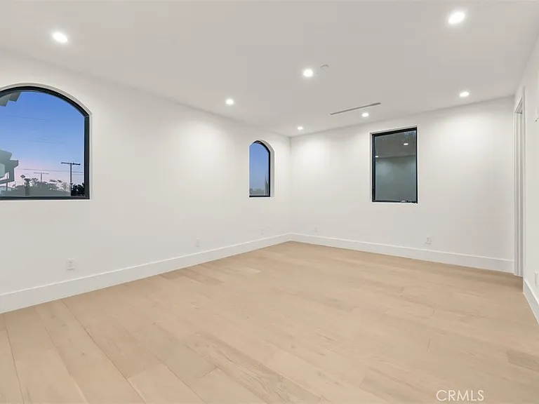 8065 Lloyd Ave — Photo 17