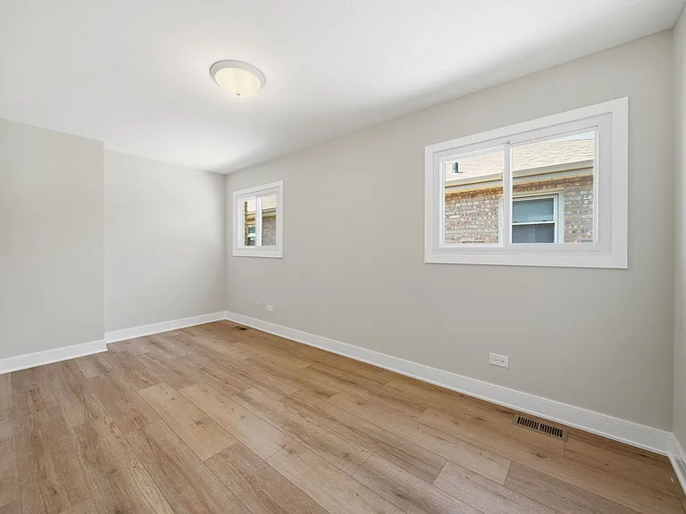 10439 S Drake Ave — Photo 25