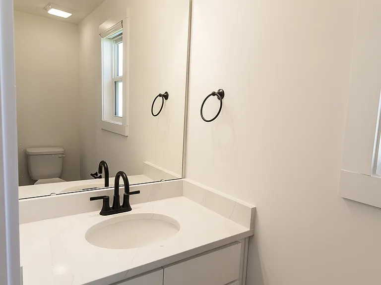 405 E Union St — Photo 3