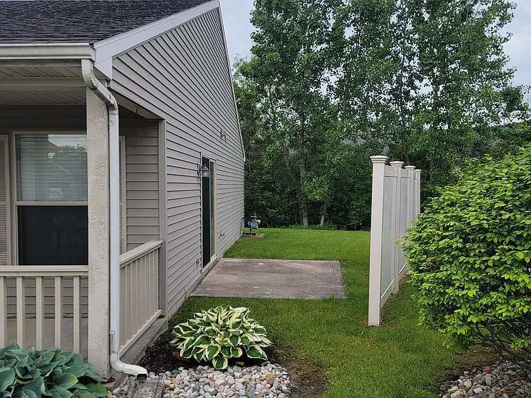 1921 Beechmont Dr — Photo 2