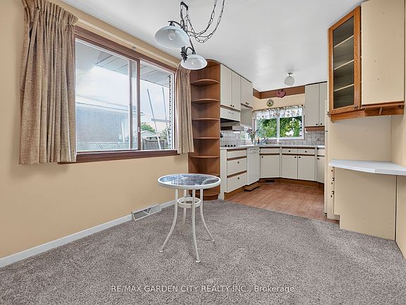 4th image of 529 Carlton St