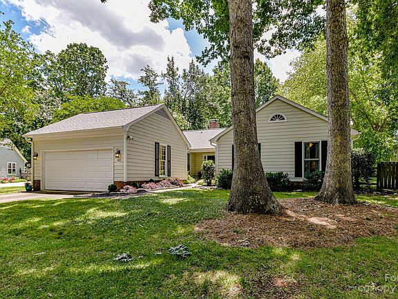 3rd image of 411 Hickok Ct