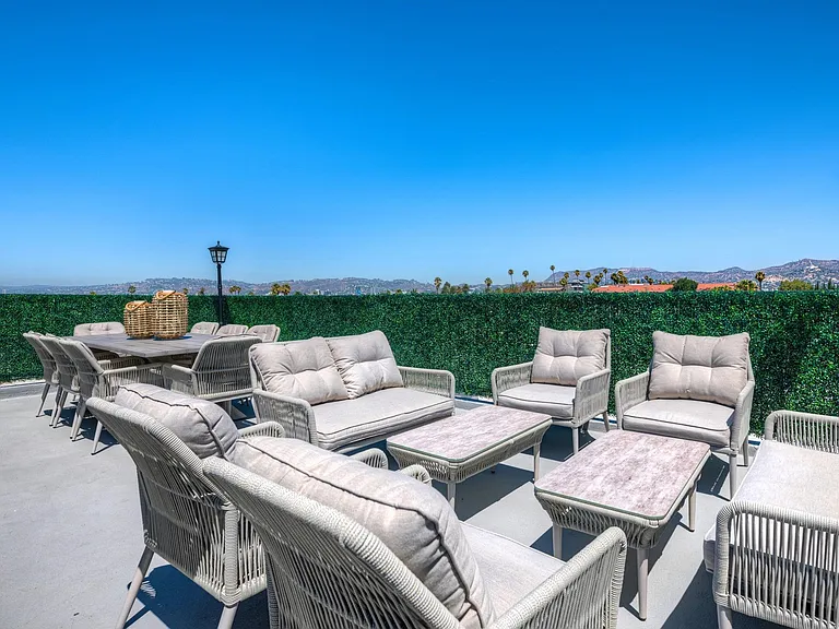 338 N Mariposa Ave — Photo 47
