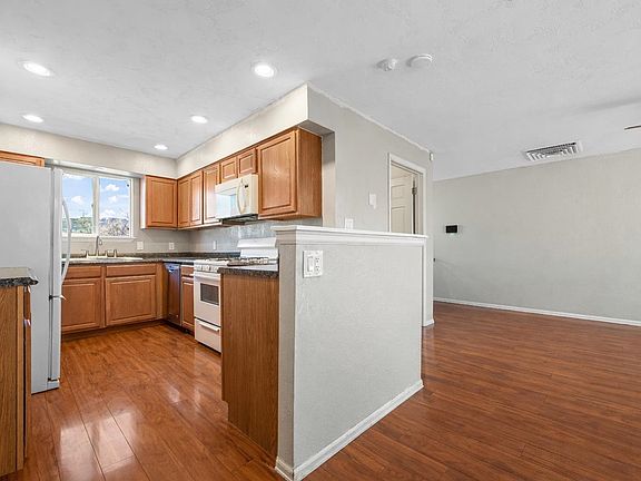 4th image of 527-32 1/8 Rd