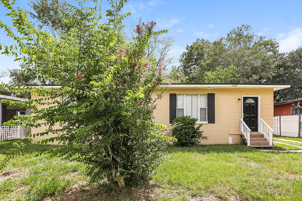3 bed, 1.0 bath, 1109 sqft, $1,200 — Photo 1