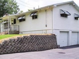2910 E Southeast Cir, Springfield, MO 65802