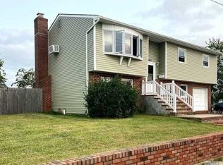 802 Arctic St, Lindenhurst, NY 11757