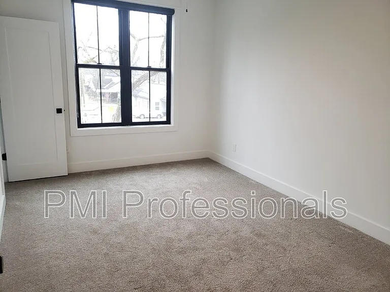 909 E State St — Photo 14