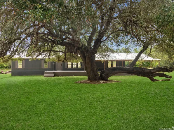 19264 Fm 463, Devine, TX 78016