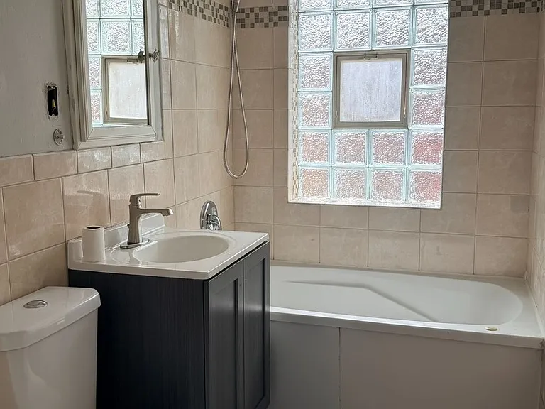 618 E 12th St — Photo 13