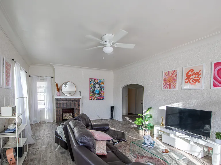1321 College Ave — Photo 6