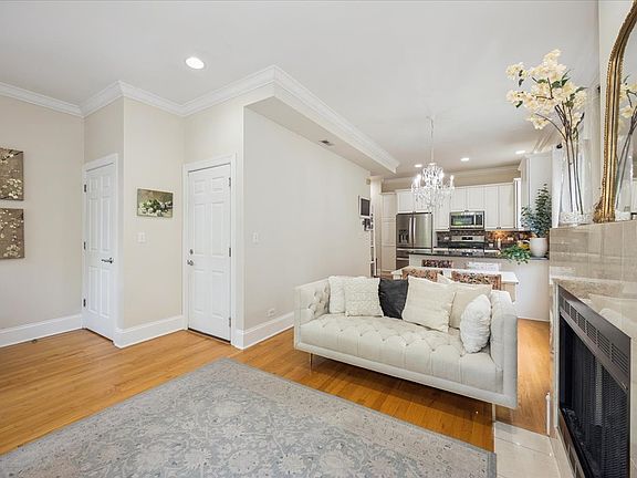 4th image of 1951 W Melrose St #2