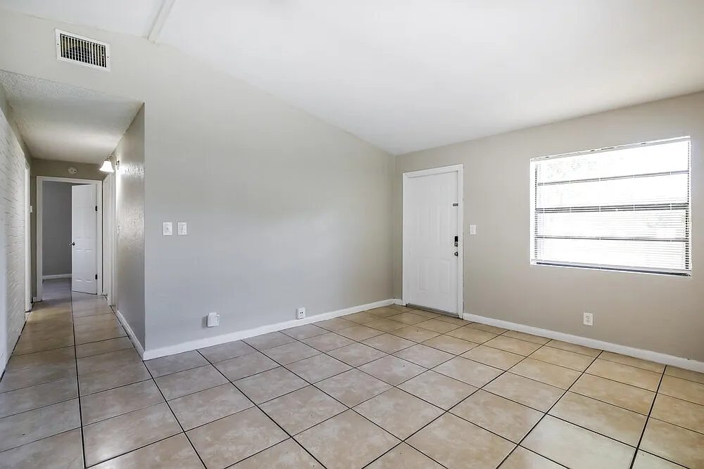 4 bed, 2.0 bath, 1100 sqft, $2,630 — Photo 4