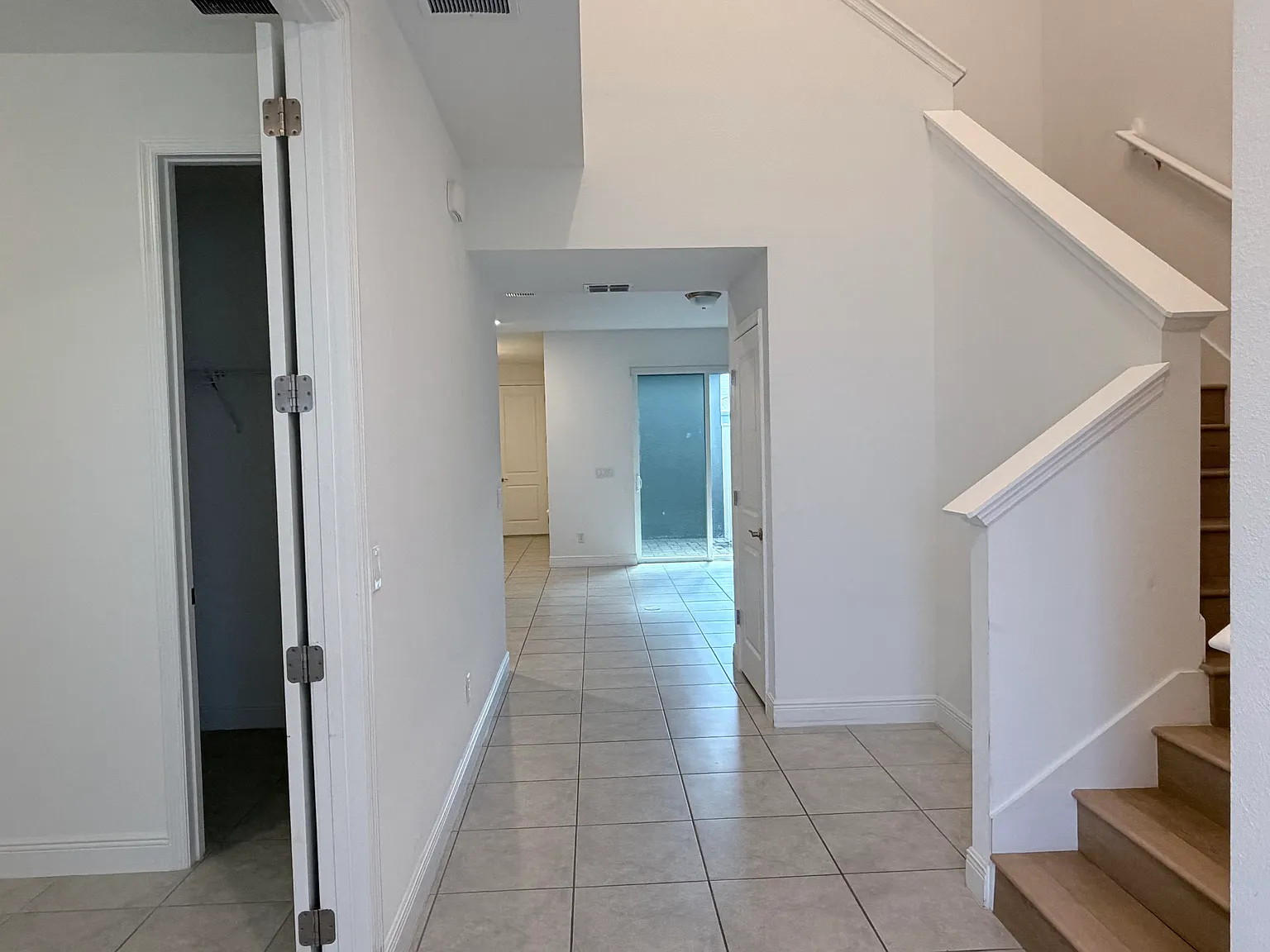 4 bed, 1970 sqft, $3,200 — Photo 2