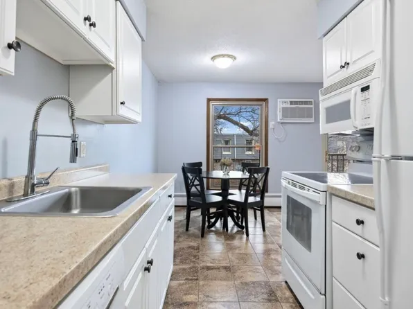 900 9th Ave S APT 6, Hopkins, MN 55343