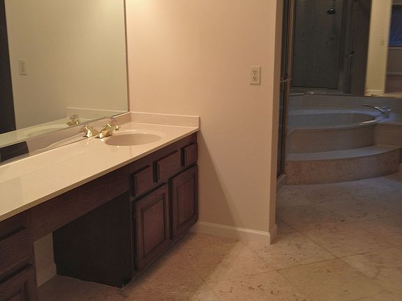 Master Bath/Jacuzzi Tub