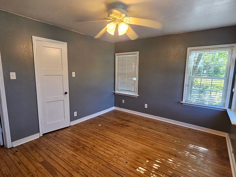2620 N Elm St — Photo 26