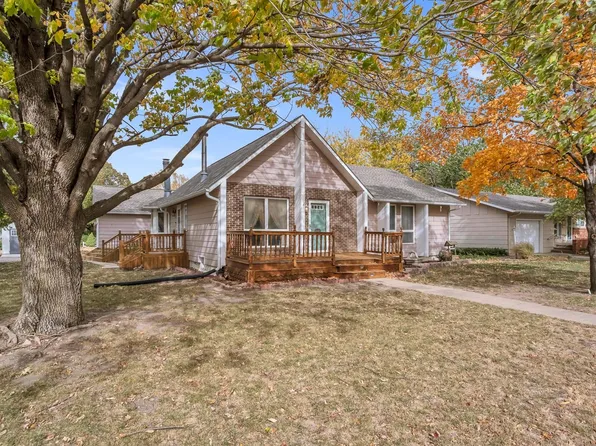 200 Willow Ln, Hesston, KS 67062