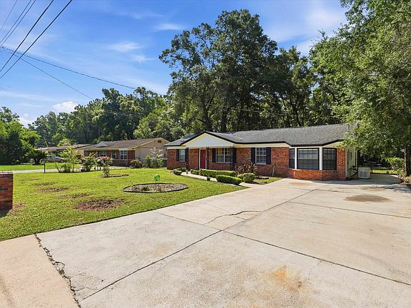 3rd image of 1115 Woodland Dr