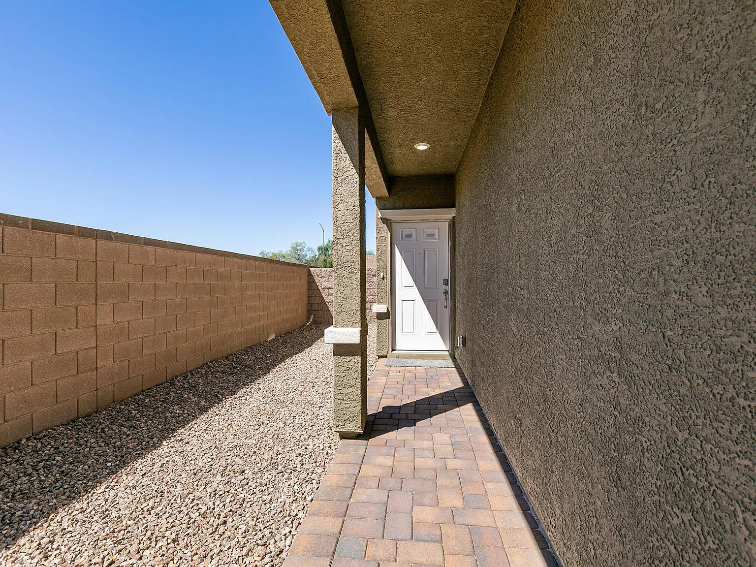 3 bed, 2.5 bath, 1716 sqft, $2,400 — Photo 3