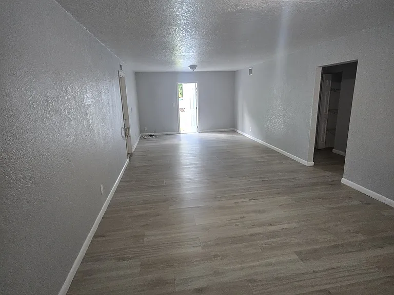 1230 Kent St — Photo 3