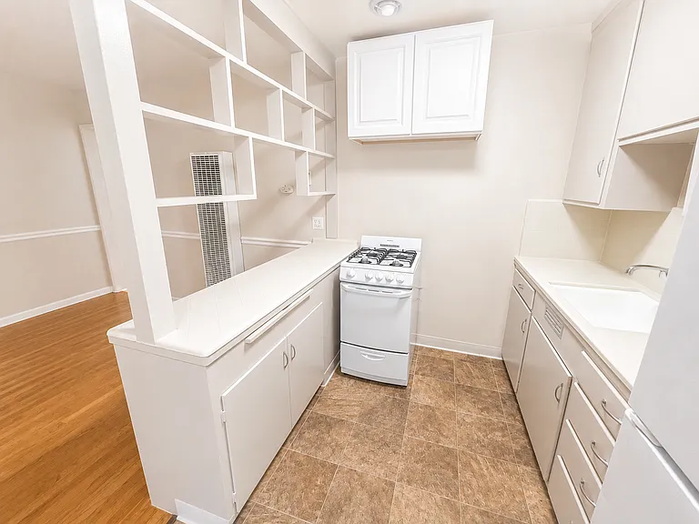 Fort Sutter Manor, Classic Midtown Living! — Photo 31