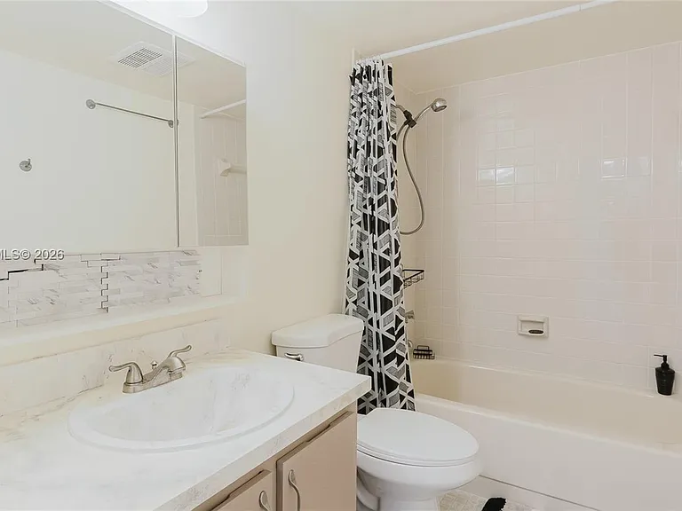 424 SE 10th St #204 — Photo 41
