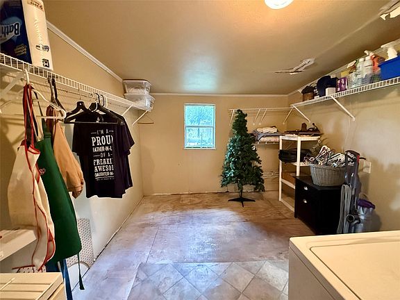 14th image of 409 Oak Dr