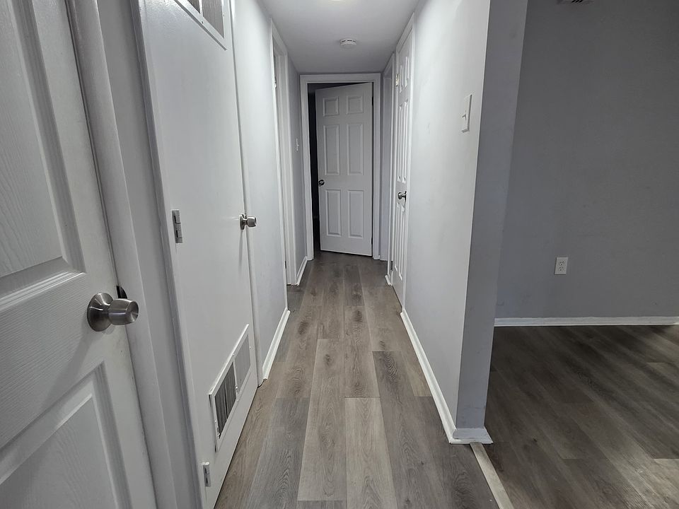 1st image of 122 Chelsea Cir