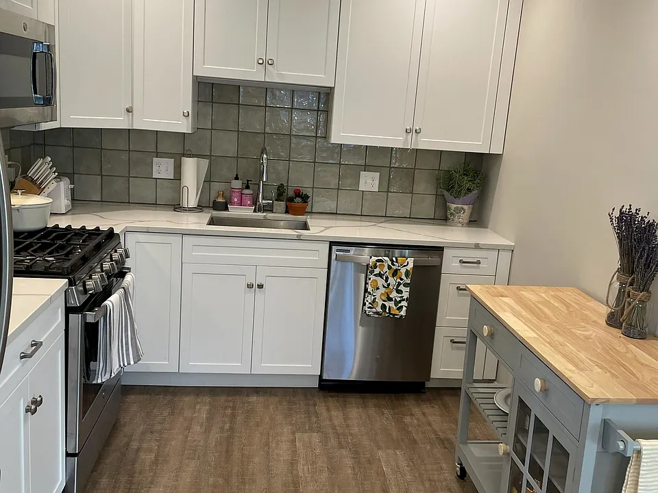 FULLY RENOVATED KITHCEN AND EAT IN DINING AREA