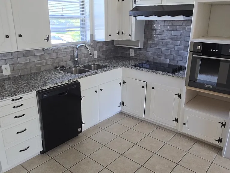 1609 Douglas Dr — Photo 11