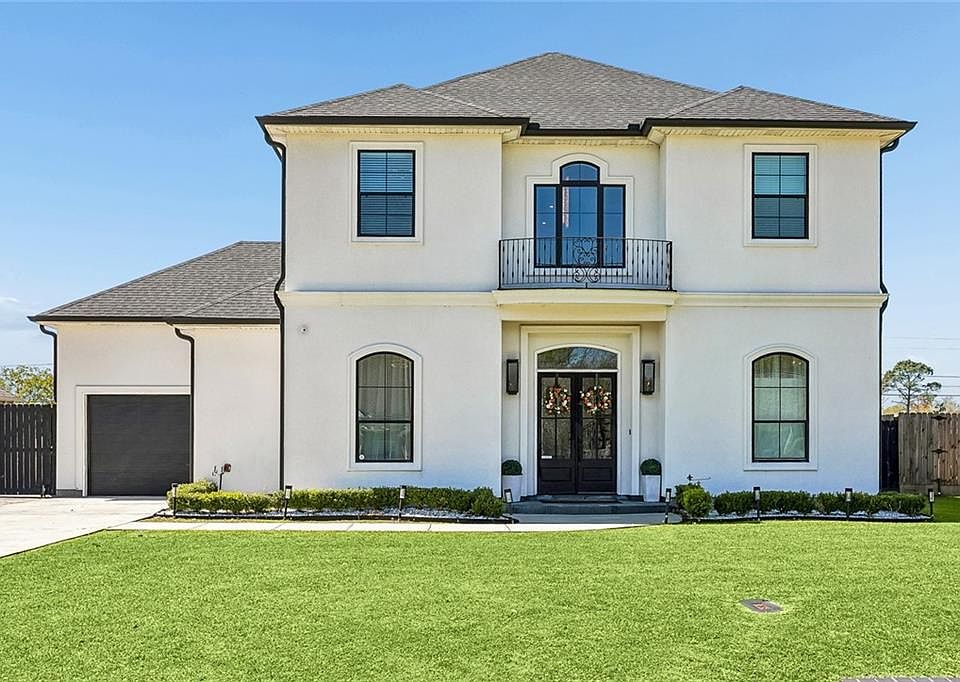 1st image of 305 Riverwood Dr