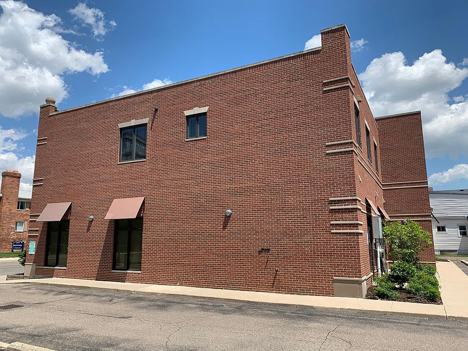 Side view (entry into the parking lot)