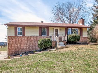 942 S Hilltop Dr, Spring Grove, PA 17362