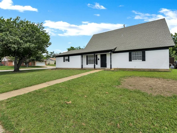 3651 Rough Creek Rd, Forest Hill, TX 76140