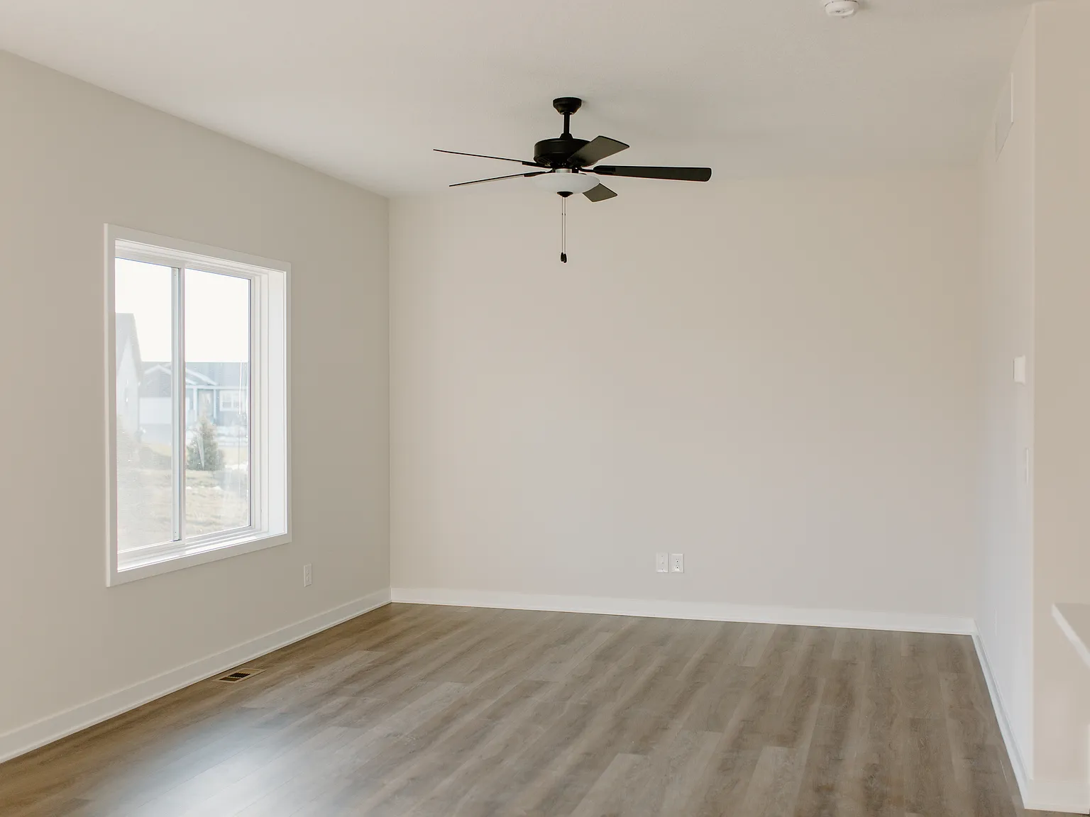3 bed, 2.5 bath, 1647 sqft, $2,100 — Photo 3
