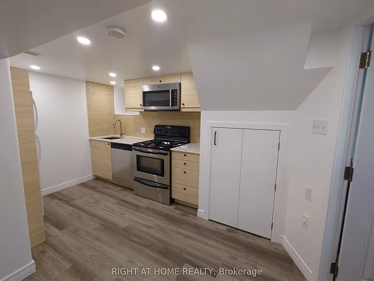 117 Wellington St S — Photo 2