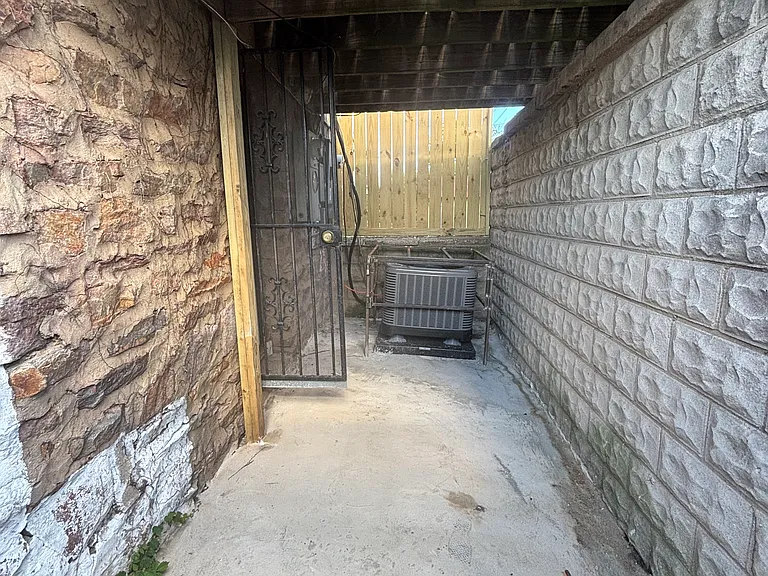 2431 Arunah Ave #B — Photo 9