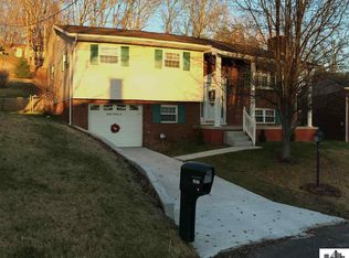 1526 Greenbrier Dr, Huntington, WV 25704
