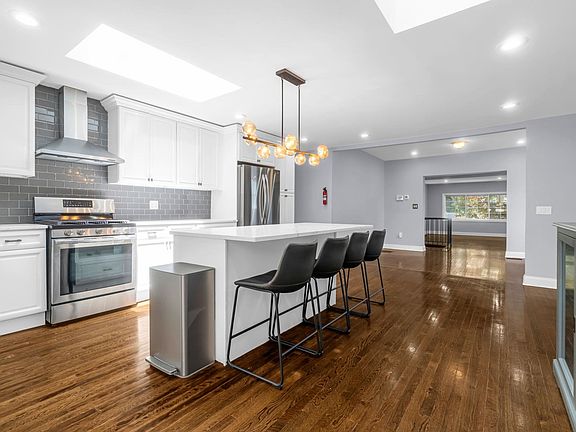 2nd image of 46 W 43rd St