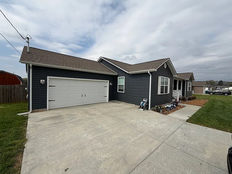 605 Strawberry Dr — Photo 3