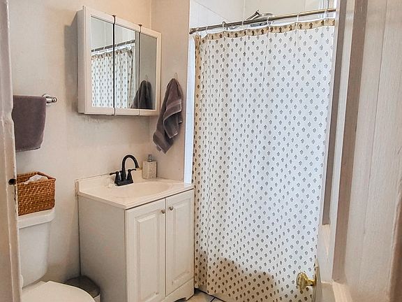 4th image of 1617 N Winchester Ave APT 2F