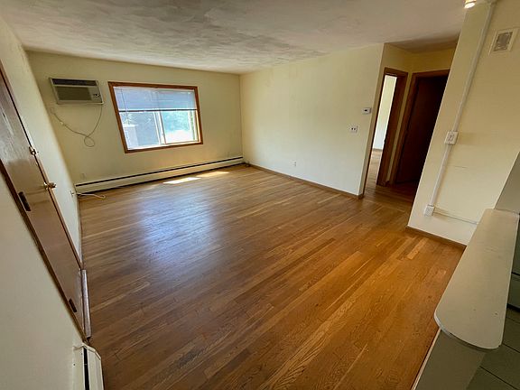 3rd image of 29 Jacqueline Rd APT E