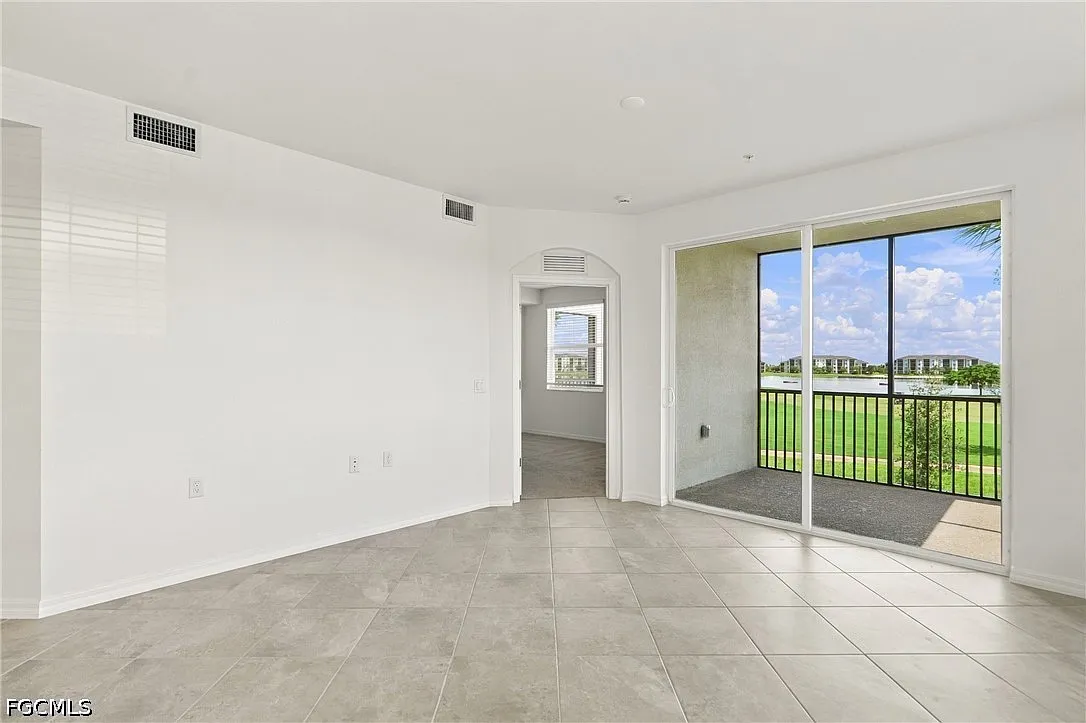 2 bed, 2.0 bath, 1301 sqft, $2,150 — Photo 4