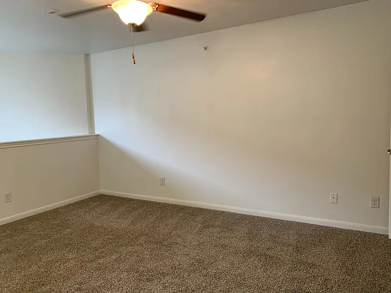 Emerald Cove Apartments — Photo 23